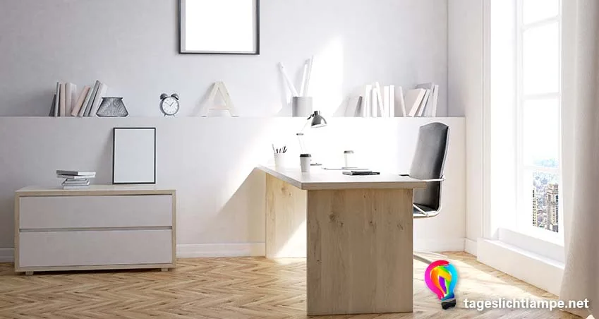 Tageslichtlampen im Büro sind gesundheitsfördernd. Auf dem Bild zu sehen ist ein Büroschreibtisch mit Fenster hinter Stuhlrücken um viel Sonnenlicht abzubekommen